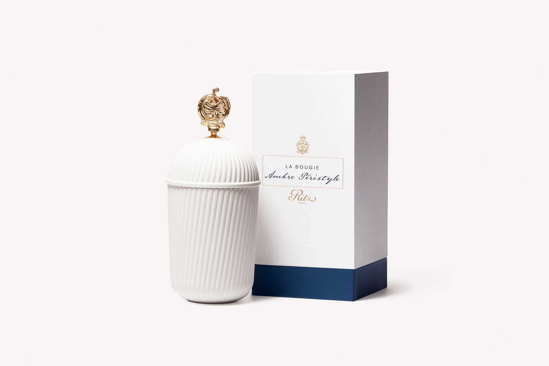 Bougie Ritz Paris en porcelaine - Parfums Ambre Péristyle - L'Art de ...